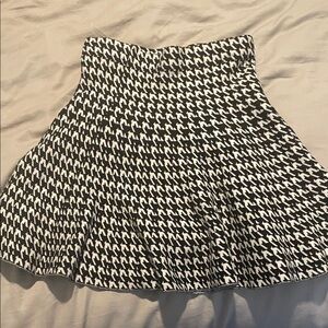 Stylish Black and White Houndstooth Mini Skirt